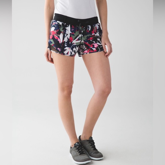 Rare!!! Lululemon Hotty Hot Short (Long) 4” Sz8
Pop Cut Boom Juice Multi/ Black - Picture 5 of 13